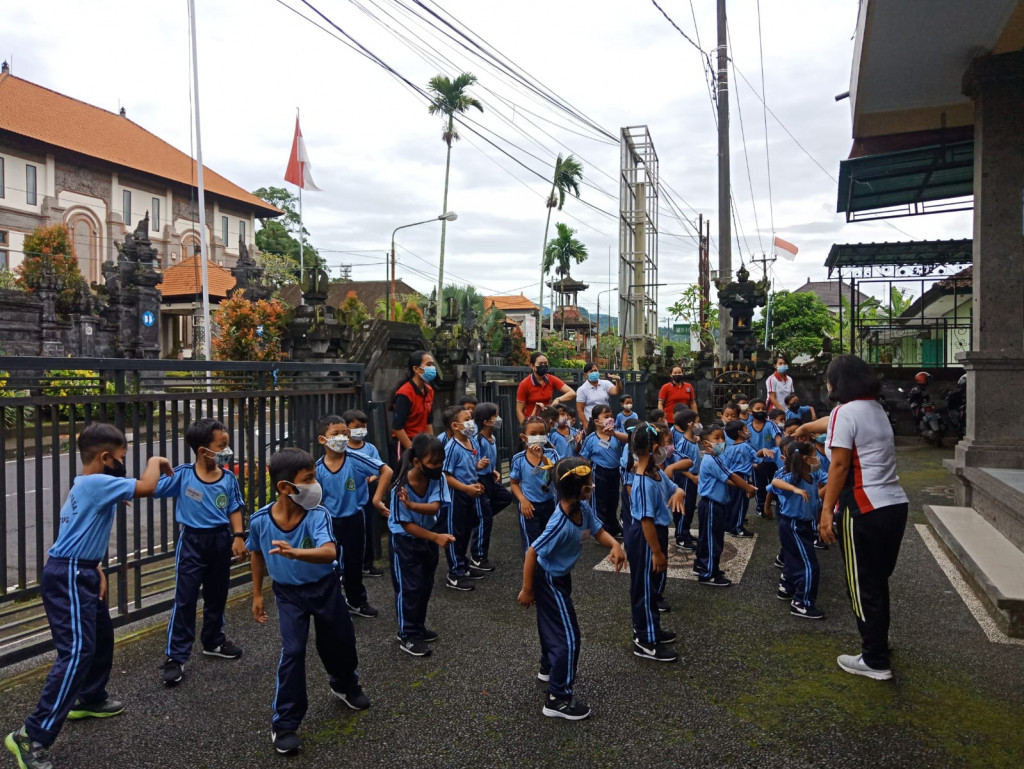 Semangat Pagi!,Taman Kanak dan Kelompok Bermain Desa Petang Melaksanakan Olahraga Pagi